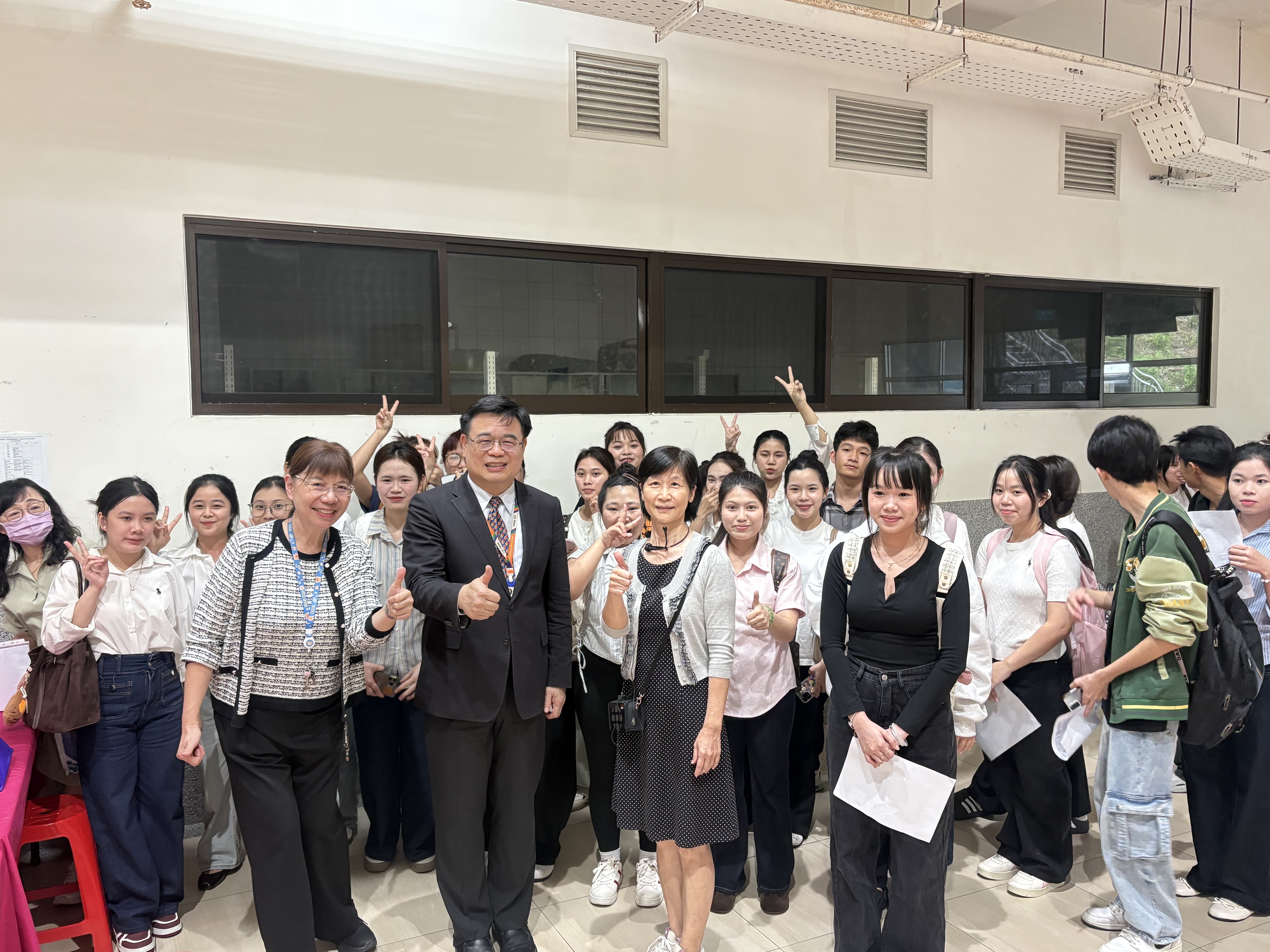 校長及餐廚系主任等師長與學生合影