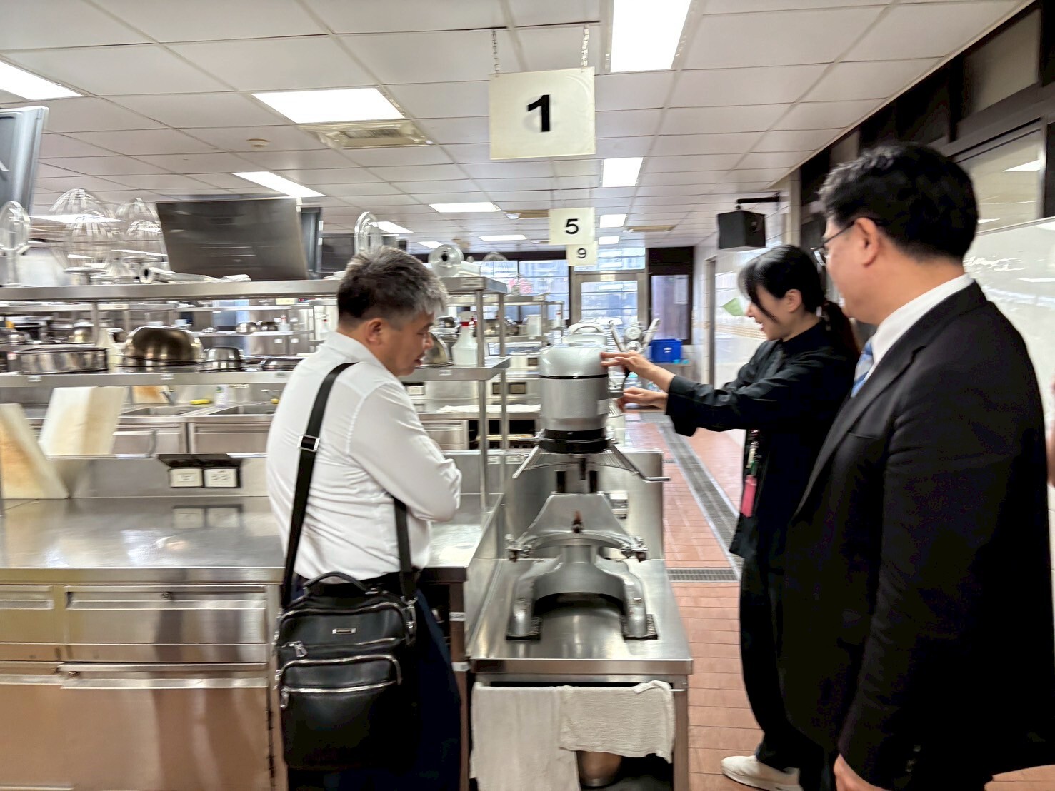 參觀餐廚系