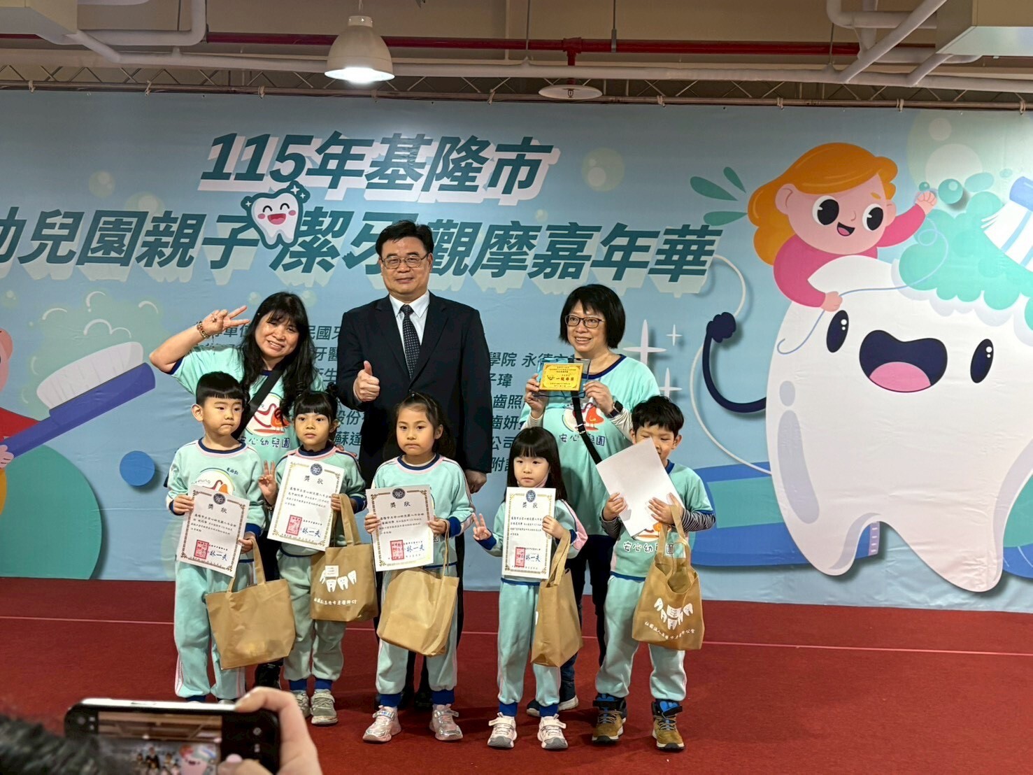 與安心幼兒園師生合影