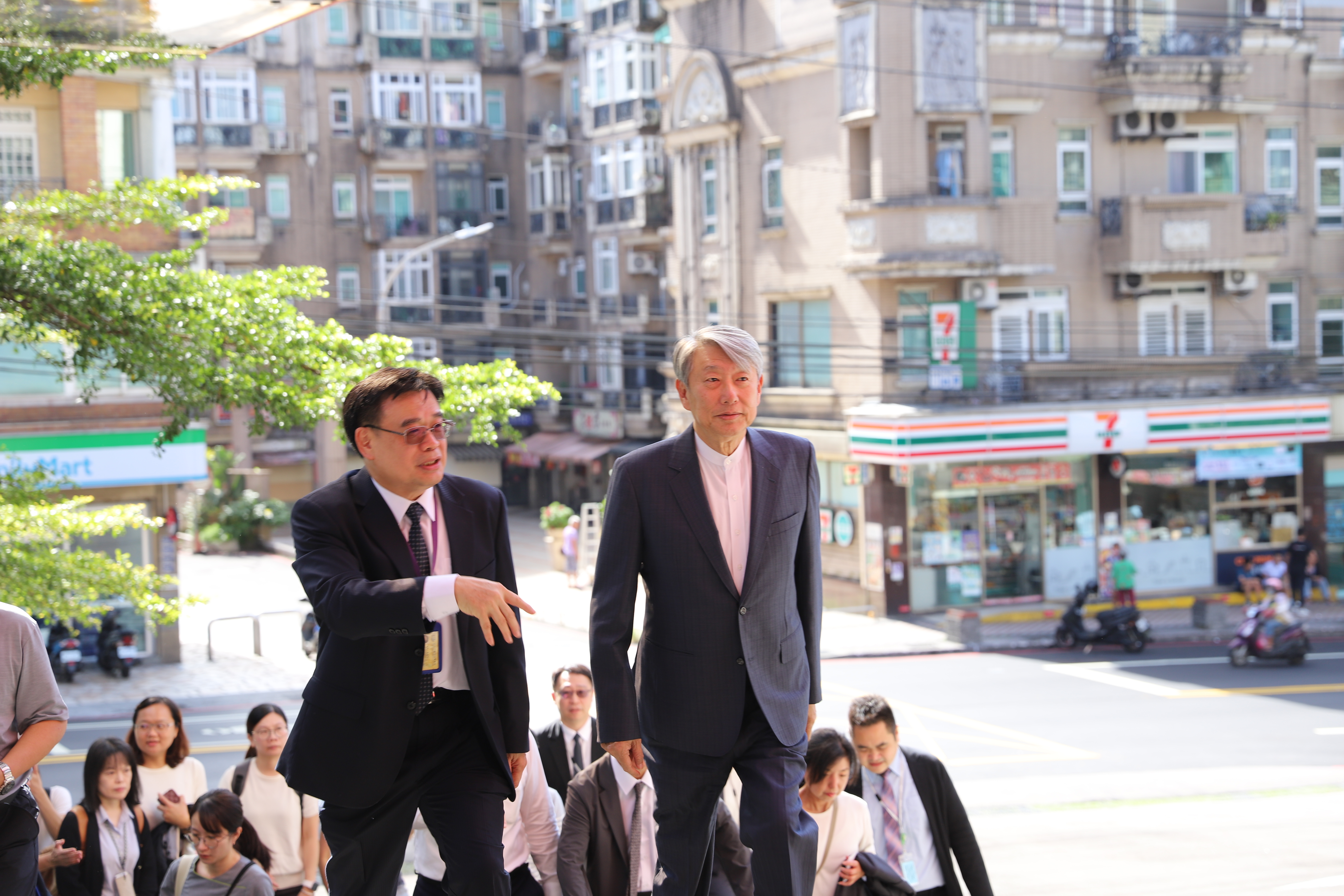 崇越科技集團郭智輝創辦人率領高階管理團隊蒞臨本校參訪與指導