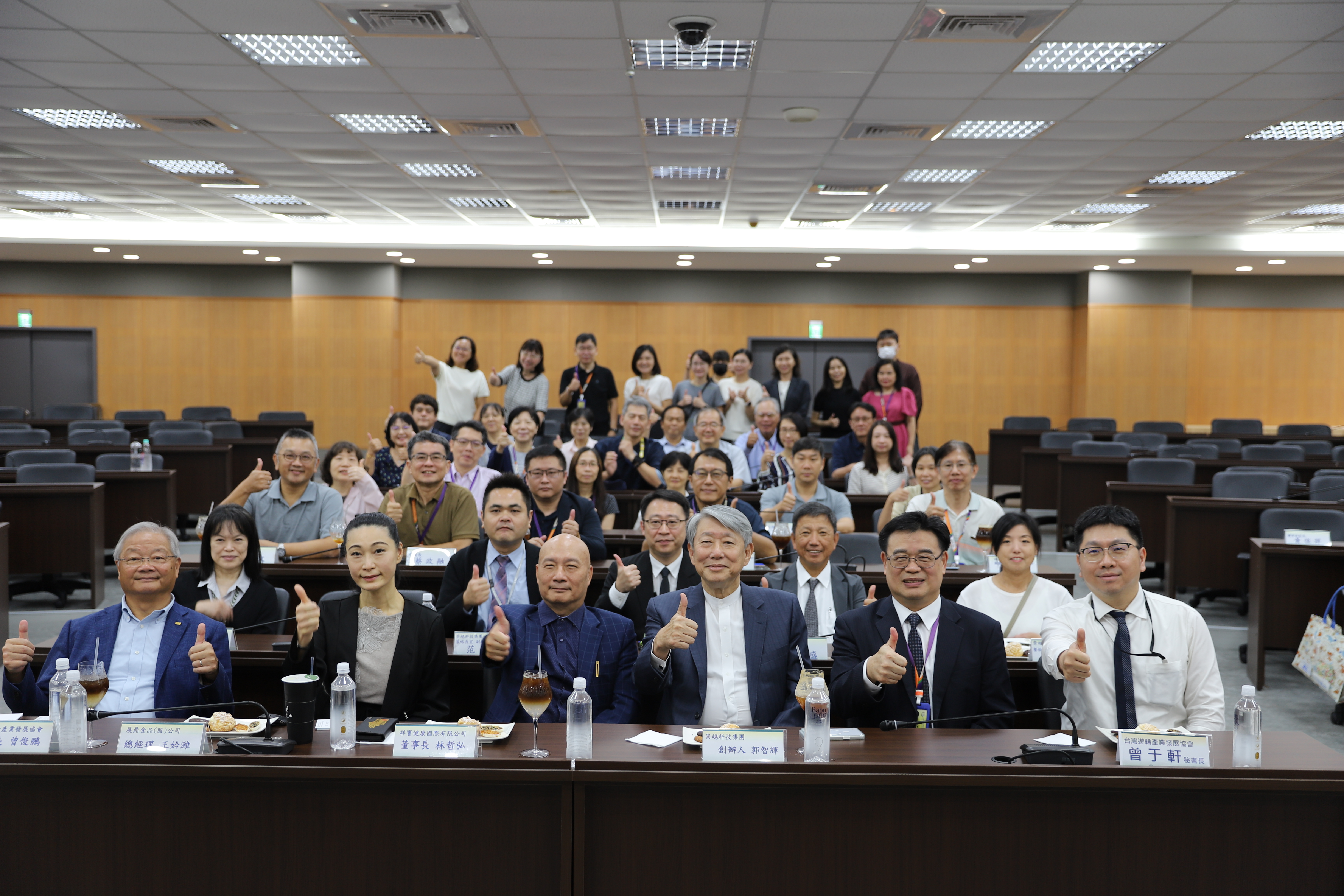崇越科技集團郭智輝創辦人率領高階管理團隊蒞臨本校參訪與指導