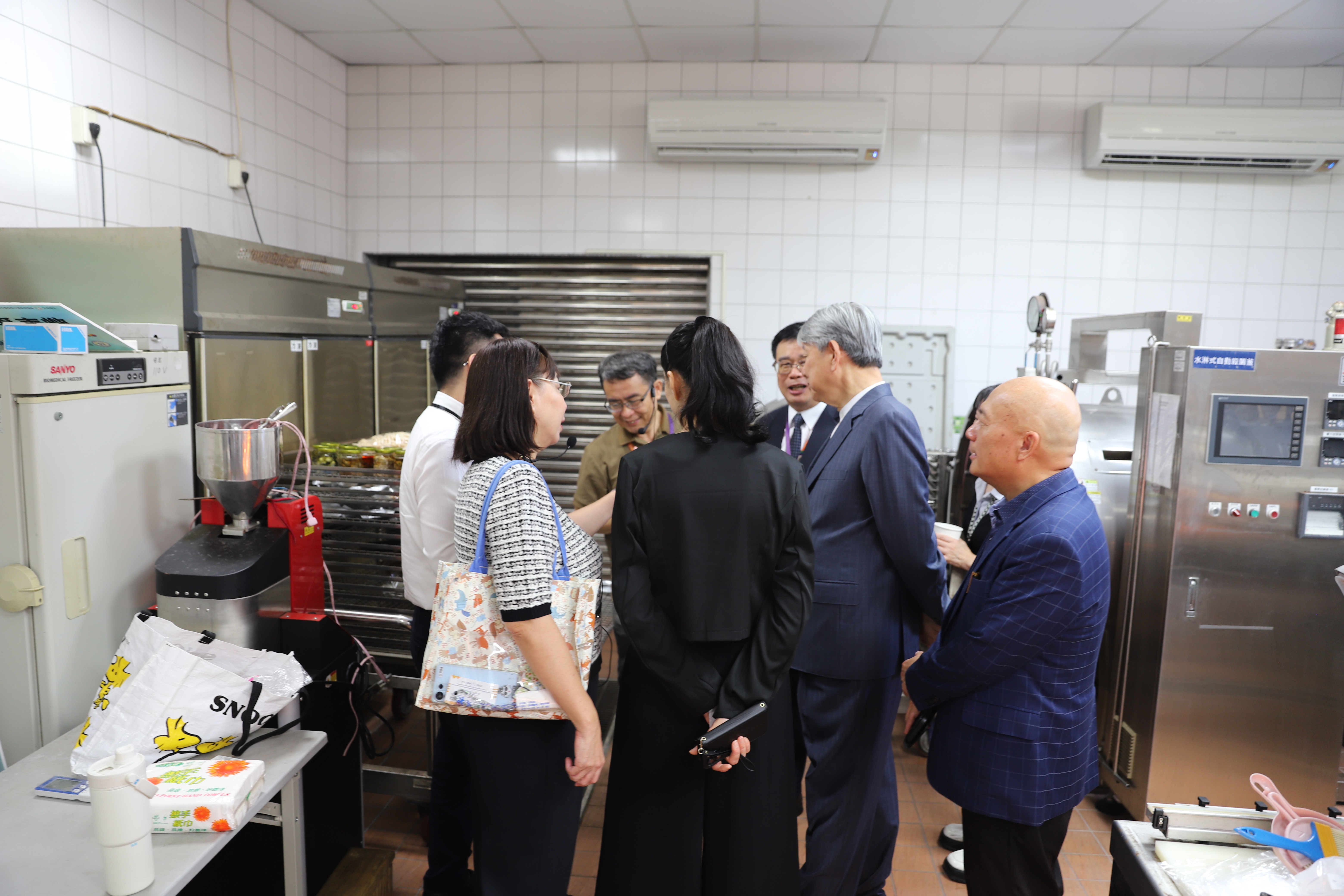 貴賓參觀食品加工廠