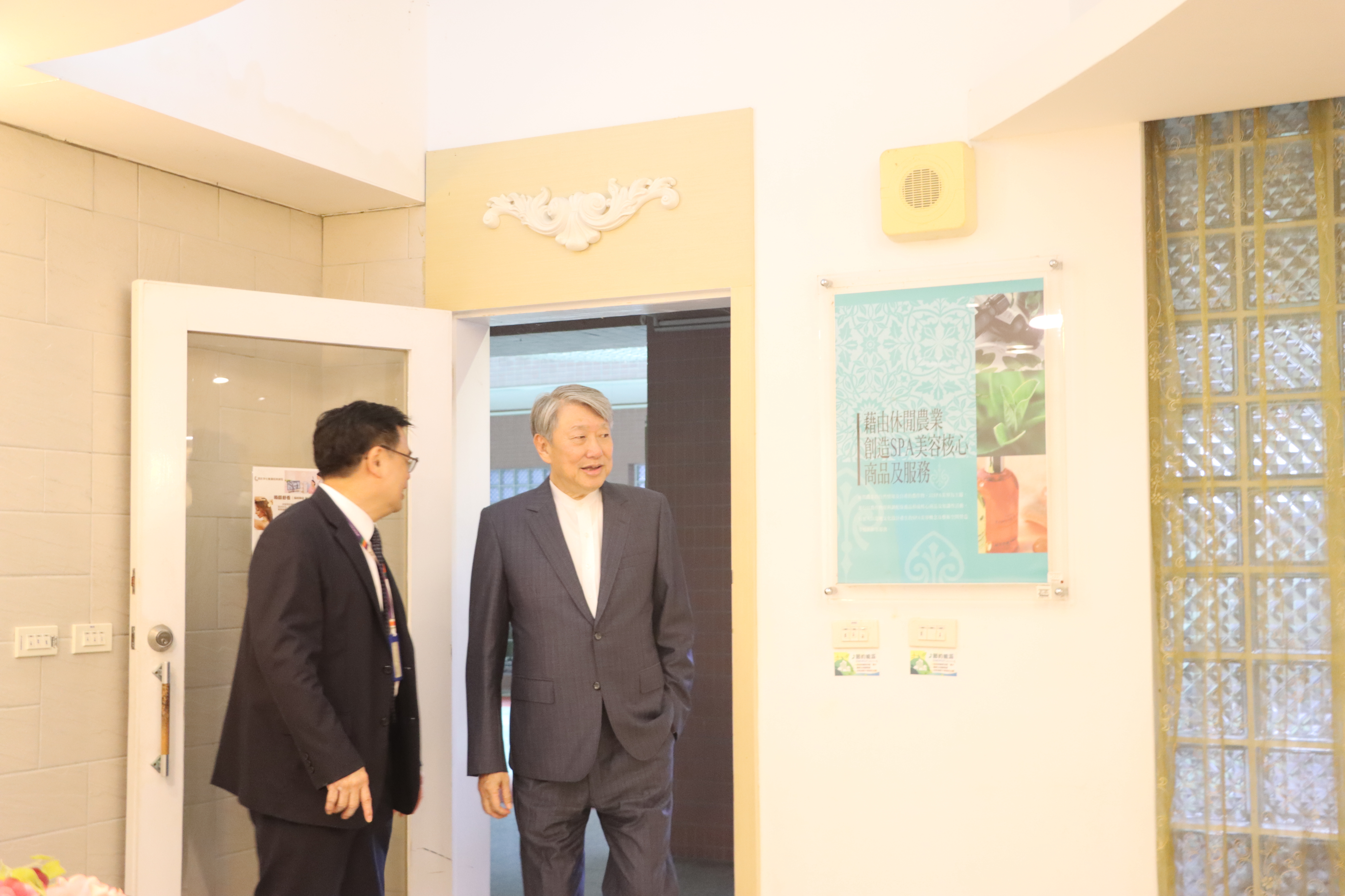 參觀美容流行系專業教室